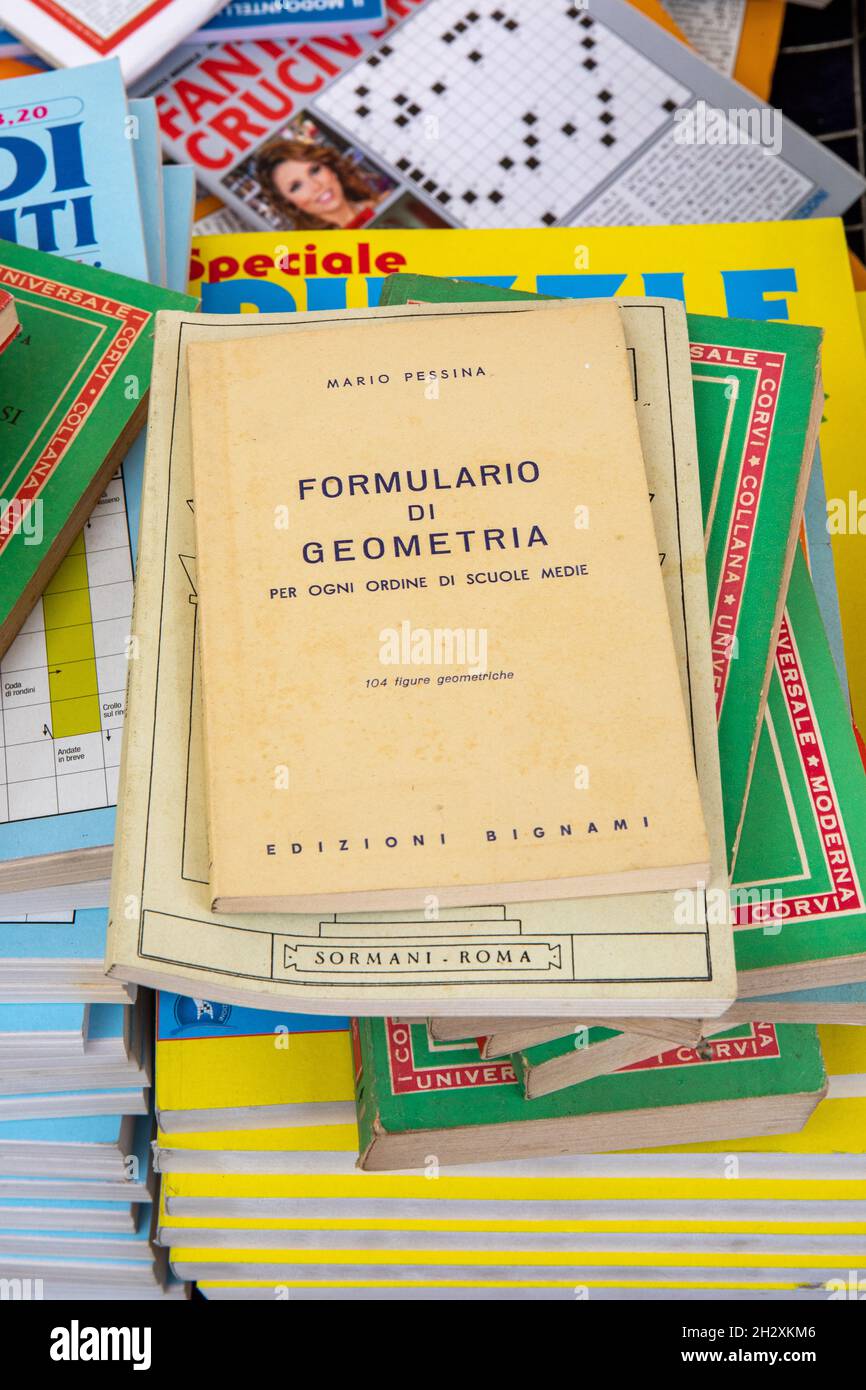 Formulario di Geometria Lehrbuch oder Schulbuch zum Verkauf auf dem Mercato di Porta Portese Second-Hand-Straßenmarkt im Stadtteil Trastevere in Rom, Italien Stockfoto