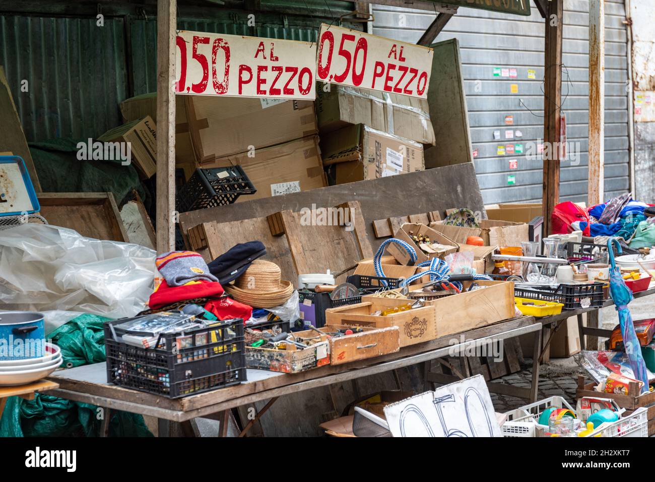 0,5 al pezzo. Verschiedene Artikel zum Verkauf für 50 Cent bei Clivio Portuense im Stadtteil Trastevere in Rom, Italien. Stockfoto