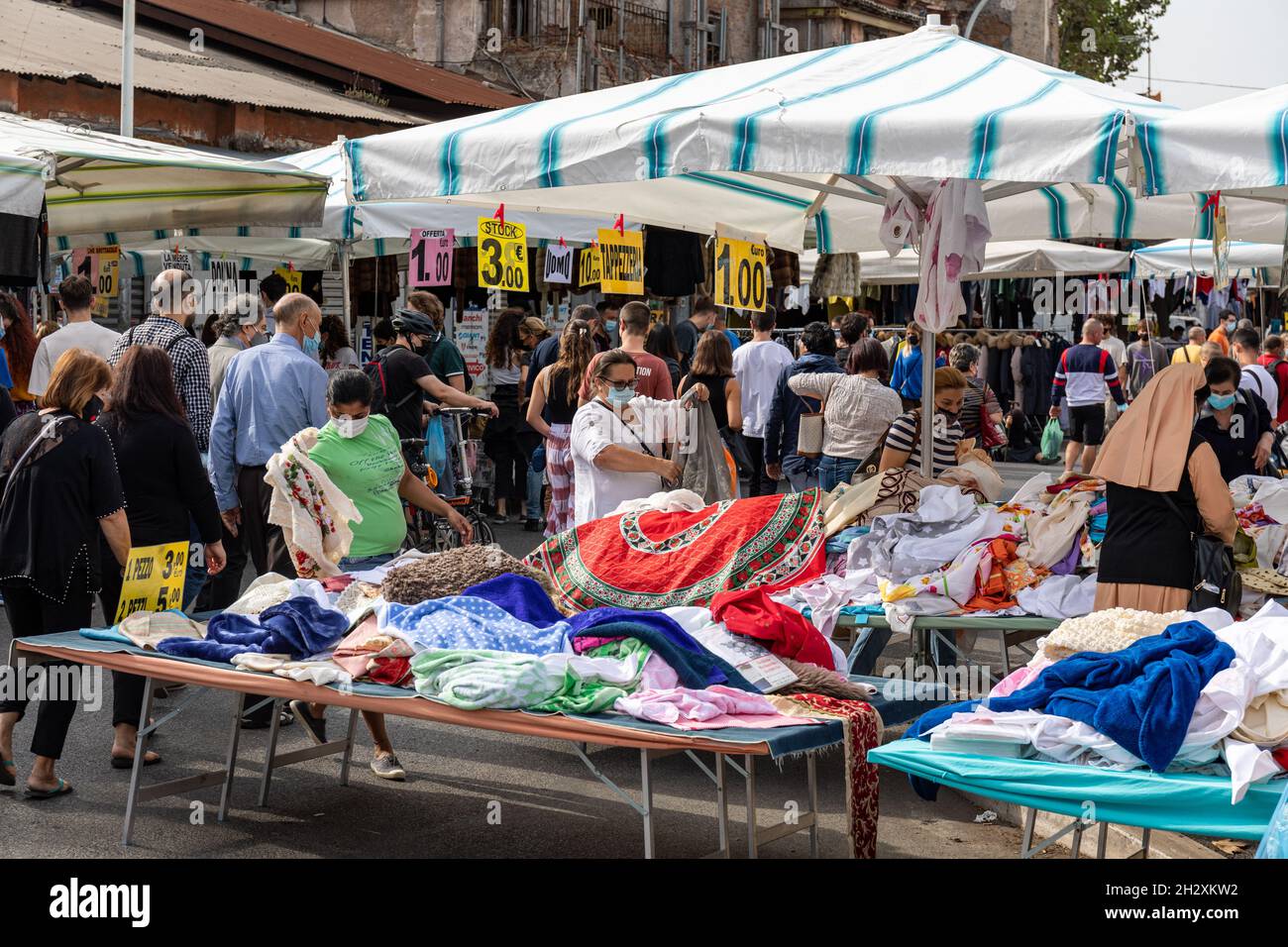 Frauen mittleren Alters stöbern auf dem Sonntagsmarkt Mercato di Porta Portese im Stadtteil Trastevere in Rom, Italien Stockfoto