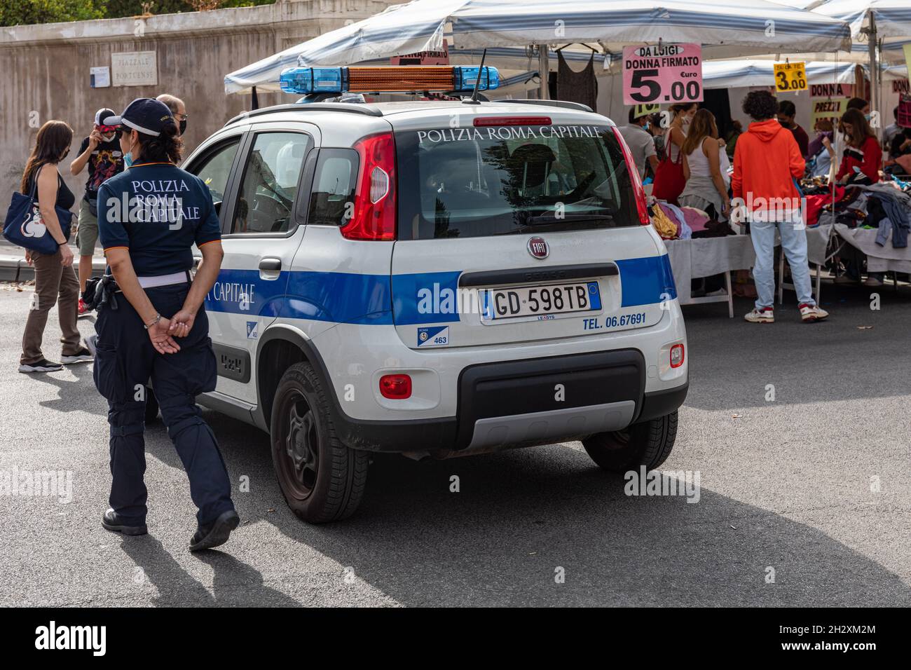 Polizia Roma Capitale am Mercato di Porta Portese Sonntagsmarkt in der Via Portuense im Stadtteil Trastevere in Rom, Italien Stockfoto