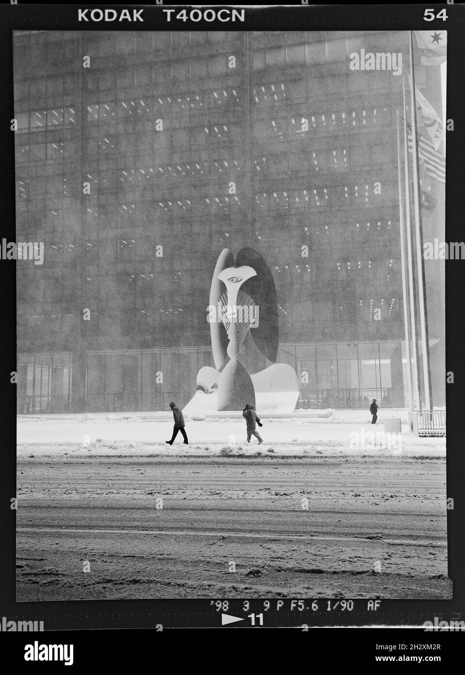 Fußgänger stapfen auf der Daley Plaza in Chicago an einer verschneiten Picasso-Skulptur vorbei., 9. März 1998, Chicago, IL. Stockfoto