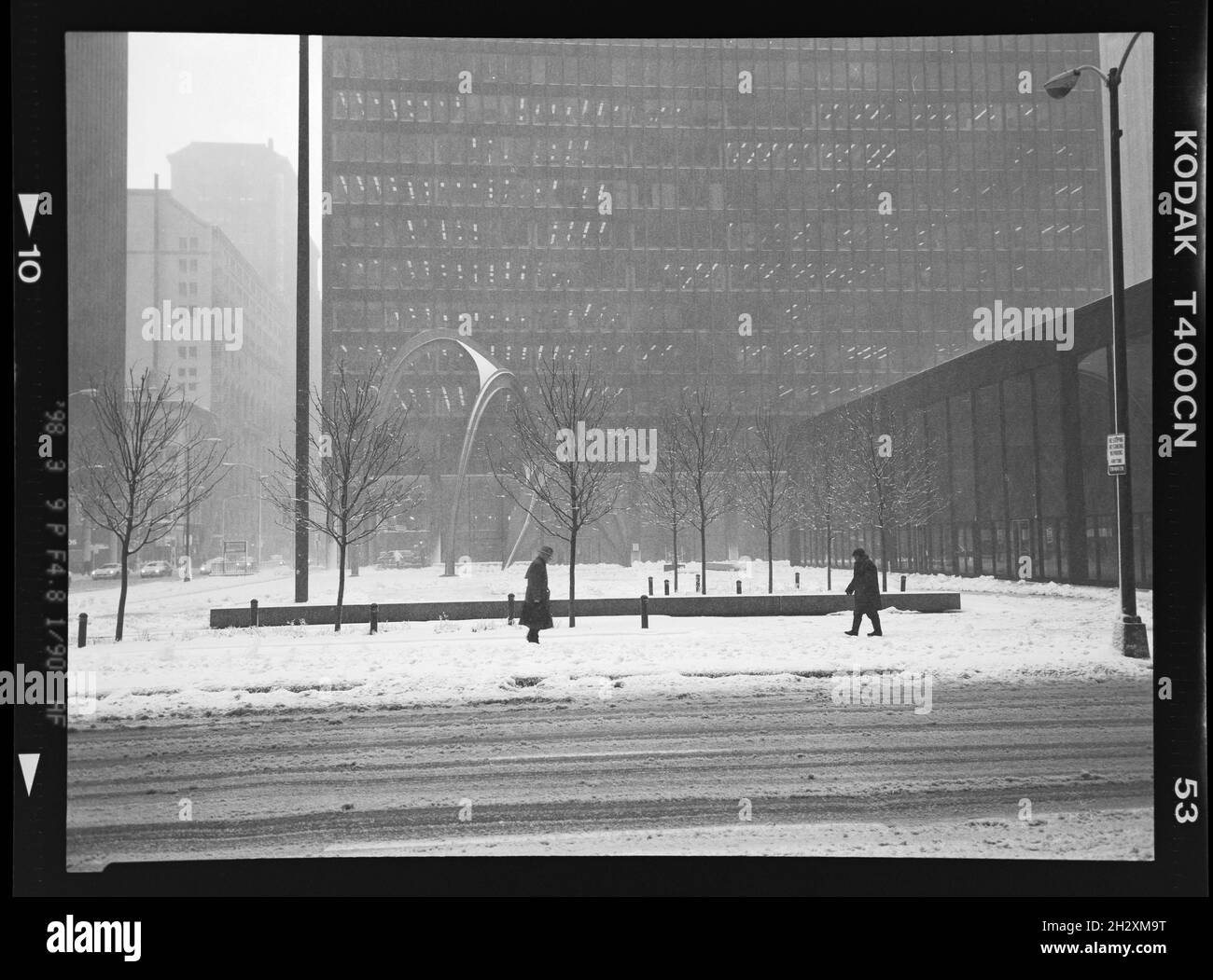 Fußgänger stapfen durch den Schnee in Chicago, Illinois. 9. März 1998. Snowy Flamingo von Calder und Fußgängern, 1998. März 9, Chicago, IL. Stockfoto