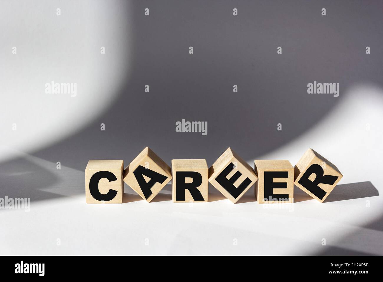 KARRIERE Wort auf Holzblöcke und weißen Tisch im Büro Stockfoto