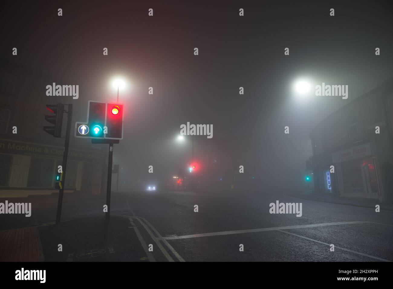 Sheffield, Großbritannien, 8. November 2020: Starker Nebel an einer Kreuzung in broomhill. Blick entlang der Fulwood Road, Ampel im Vordergrund. Stockfoto