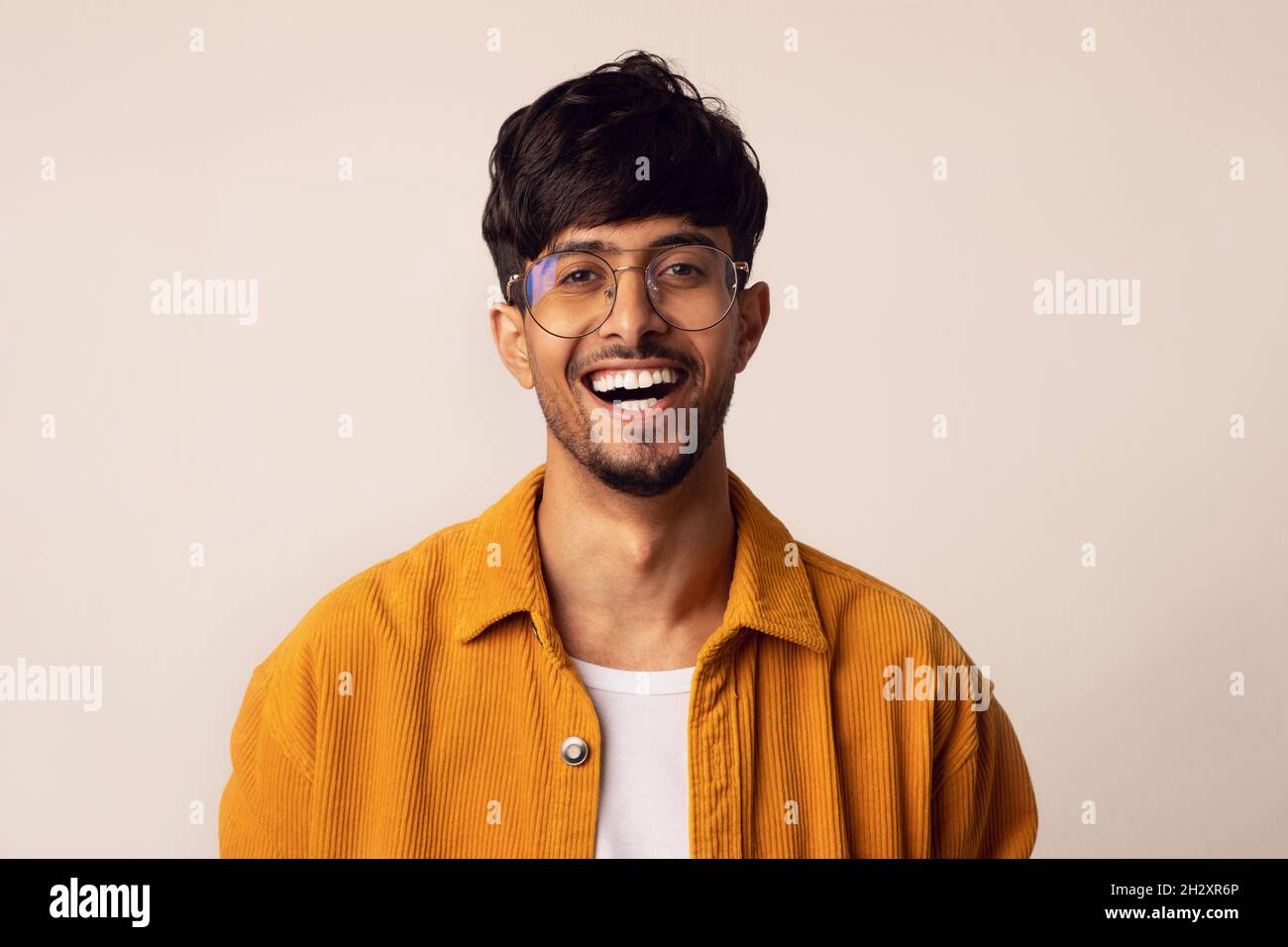 Nahaufnahme des glücklichen arabischen Mannes, der vor der Kamera lächelt Stockfoto