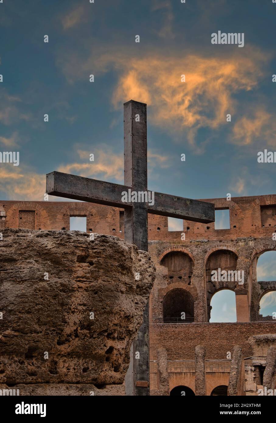 Stahlträger in Form eines Kreuzes im Zentrum des Kolosseums in Rom, Italien Stockfoto