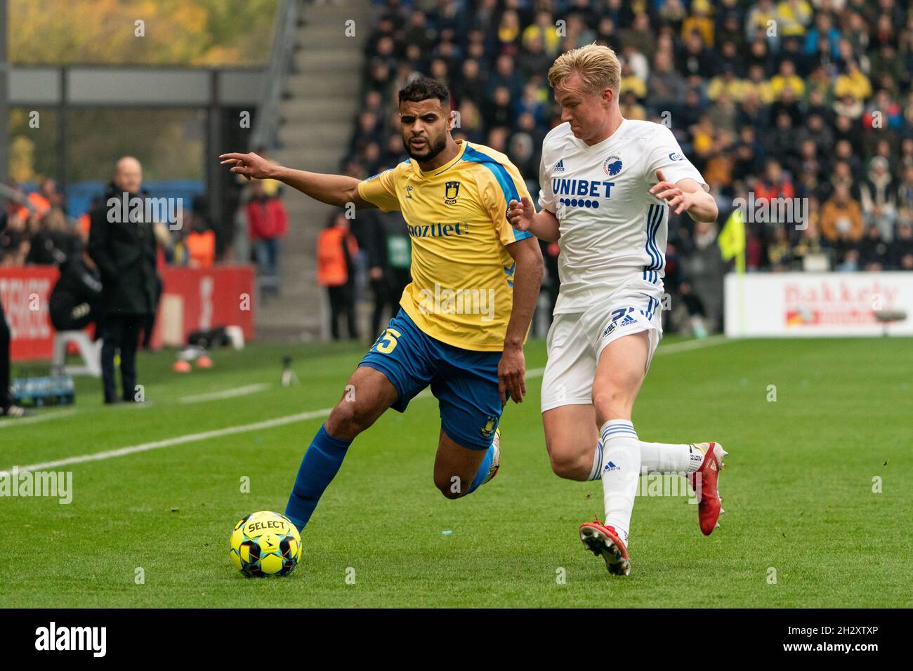 Broendby, Dänemark. Okt. 2021. Victor Kristiansen (34) vom FC Kopenhagen und Anis Ben Slimane (25) von Broendby, WENN sie während des 3F Superliga-Spiels zwischen Broendby IF und dem FC Kopenhagen im Broendby Stadion in Broendby gesehen wurden. (Foto: Gonzales Photo/Alamy Live News Stockfoto