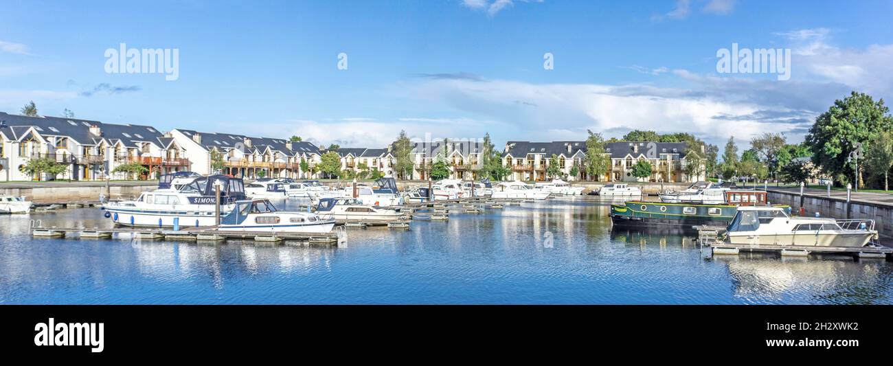 Tarmonbarry Hafen und Wohnhafen am Fluss Shannon in Roscommon. Irland. Stockfoto