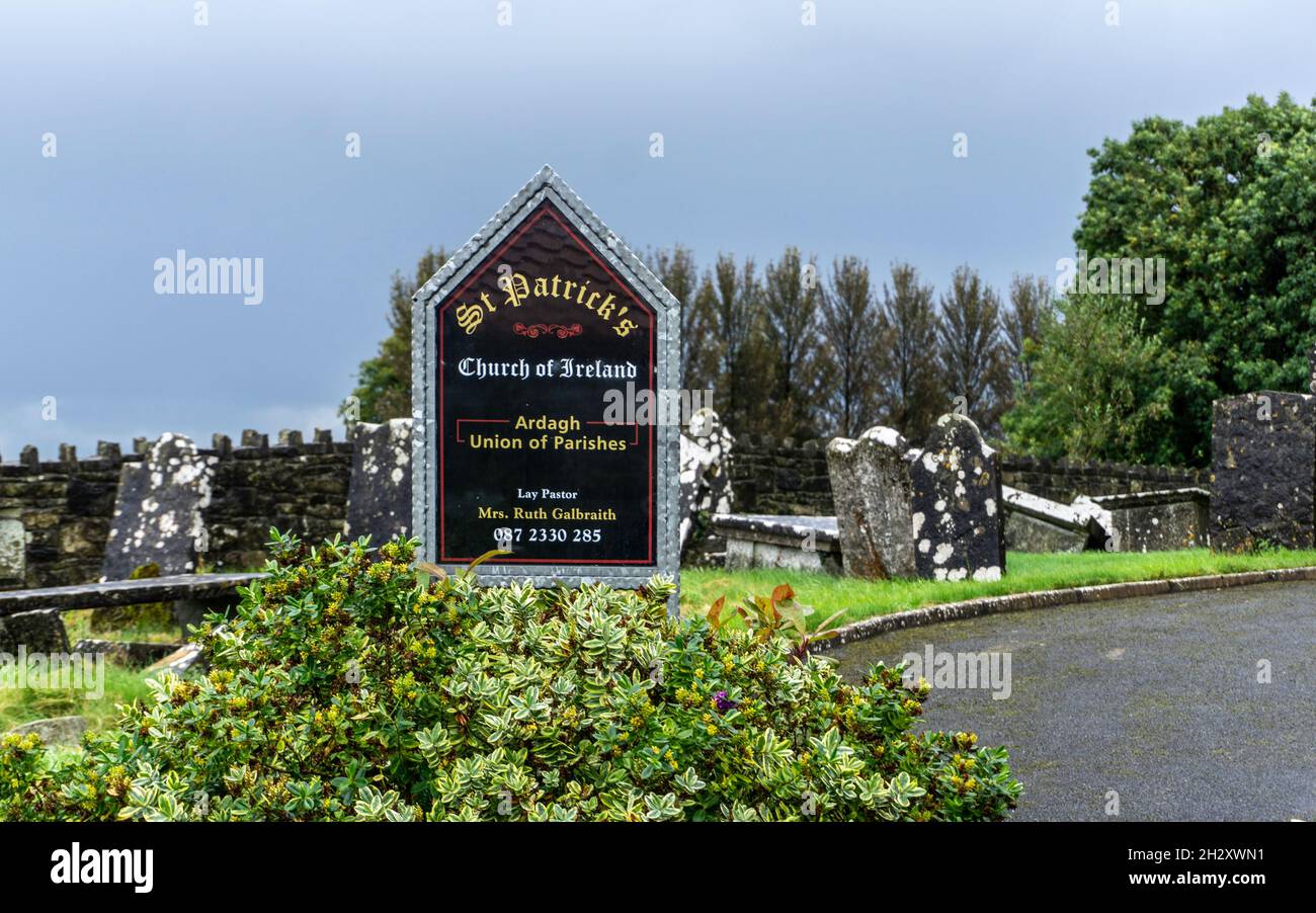 Die Kirchenmitteilung von St. Patricks, Church of Ireland, Pfarrkirche in Ardagh, County Longford, Irland. Stockfoto