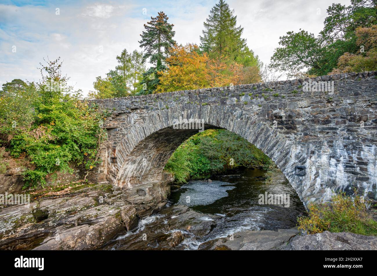 Die Brücke von Dochart, die die Fälle von Dochart im Dorf Killin in den schottischen Highlands durchquert Stockfoto