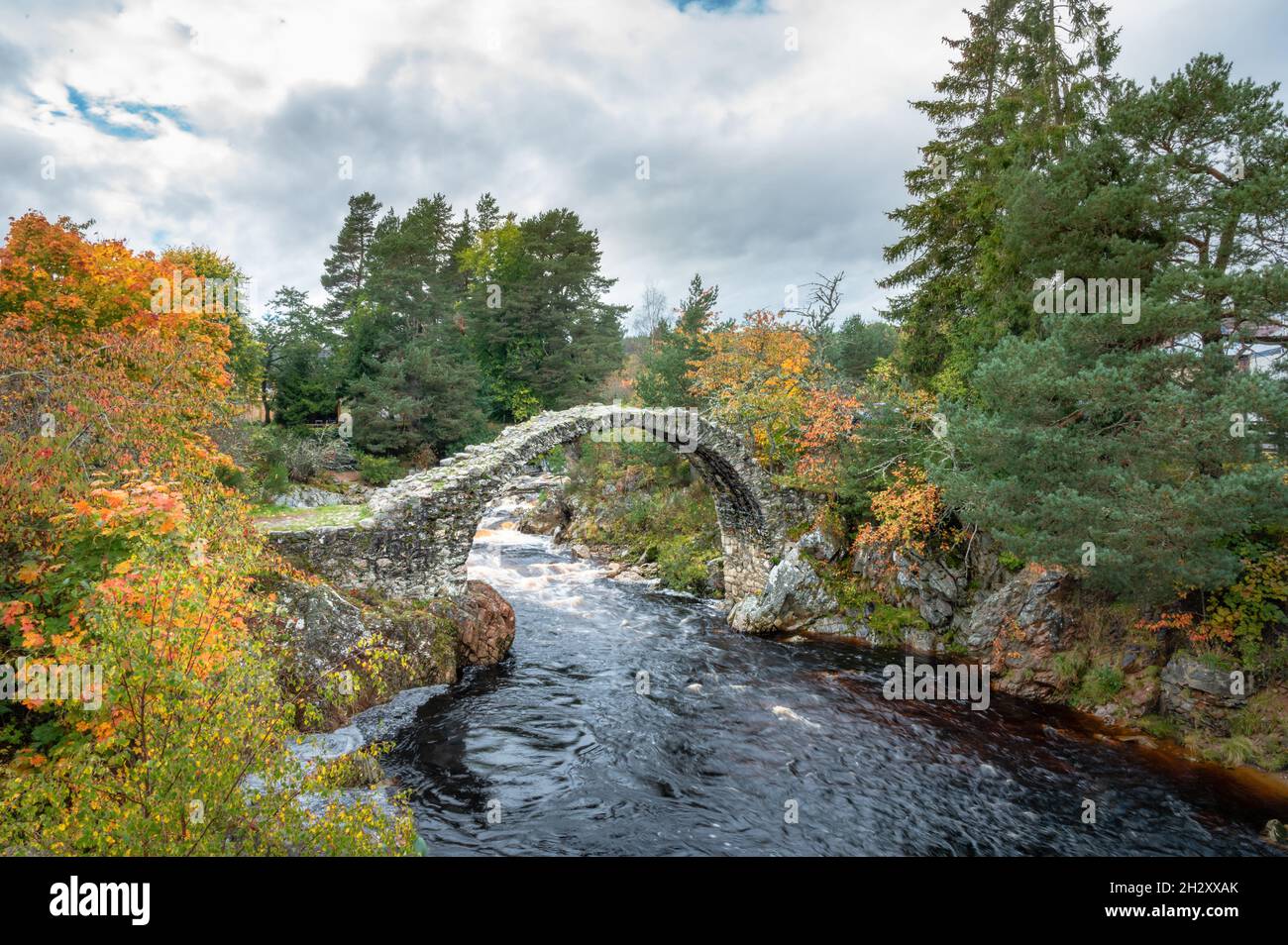 Die alten Ruinen der Packpferdebrücke in Carrbridge Scotland Stockfoto