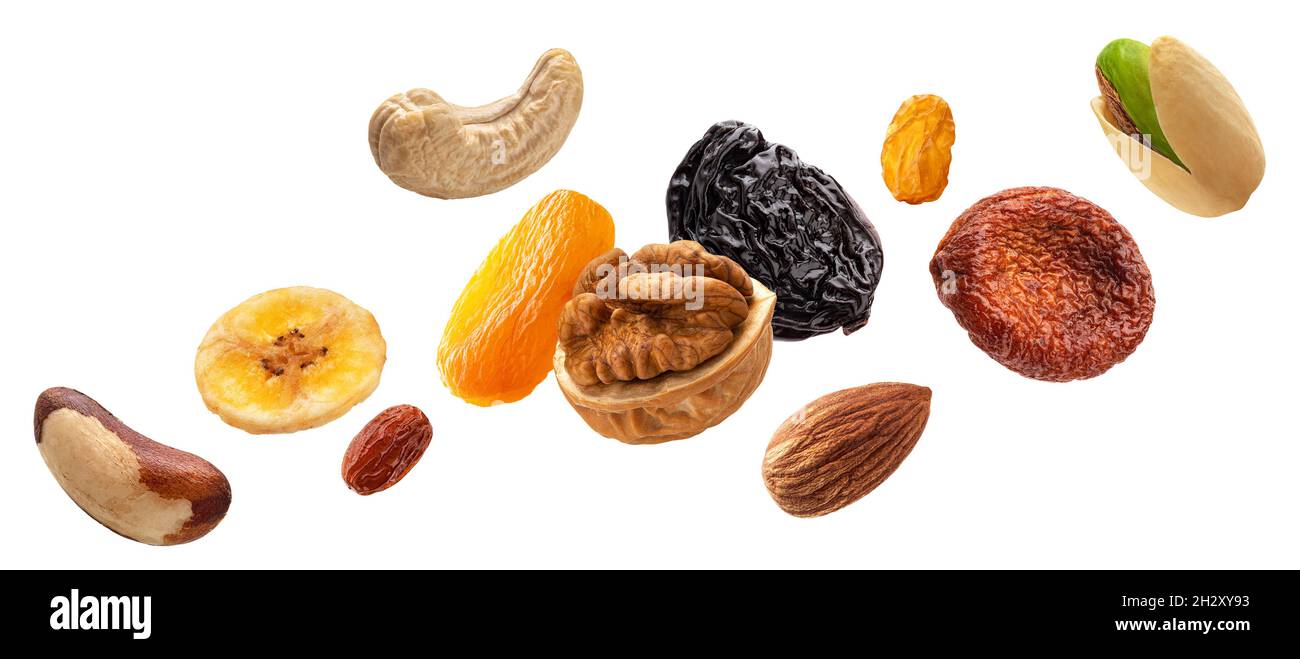 Nüsse und getrocknete Früchte isoliert auf weißem Hintergrund Stockfoto
