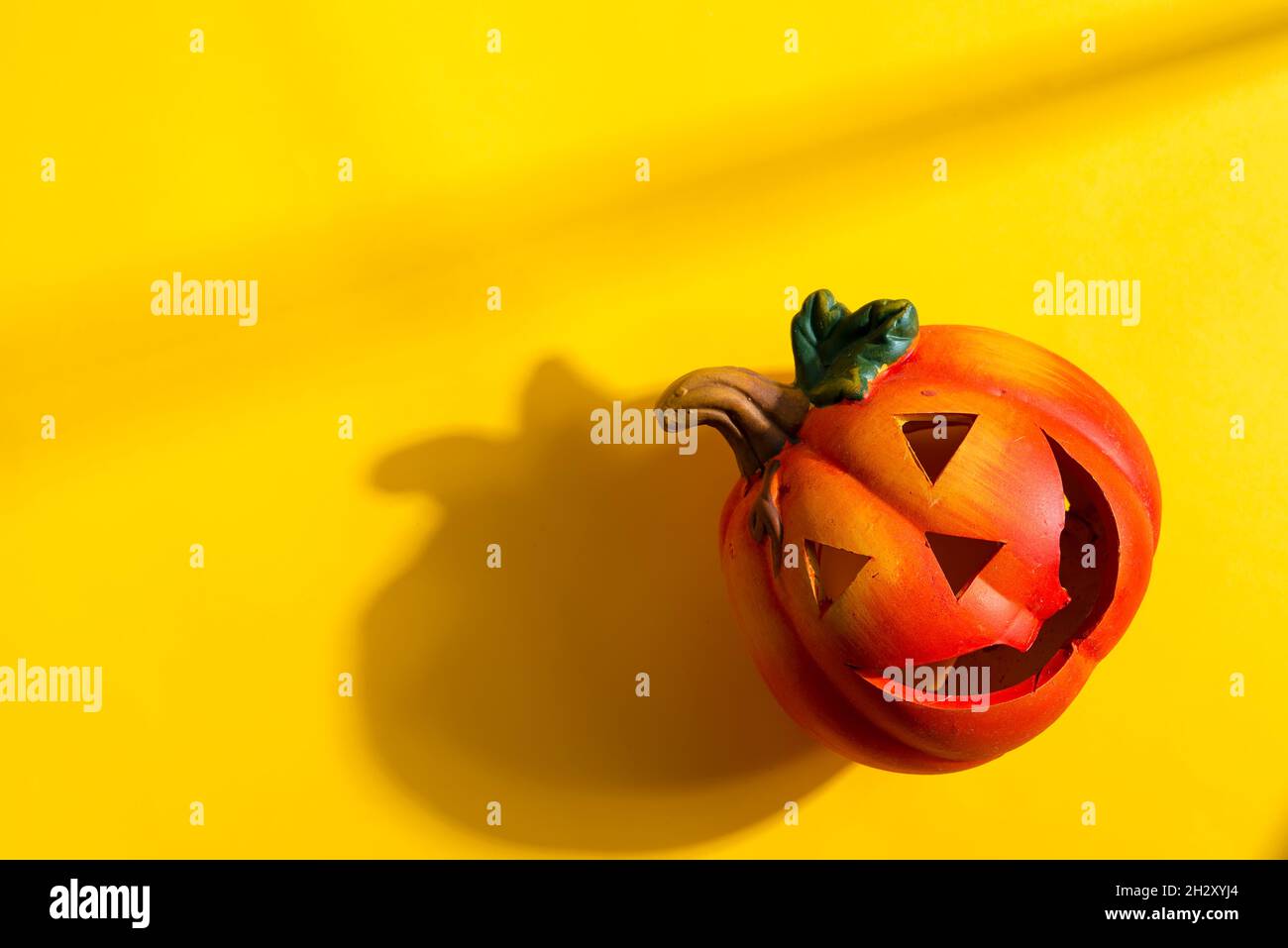 Halloween dekorativer Hintergrund mit Kürbis Laterne. Stockfoto
