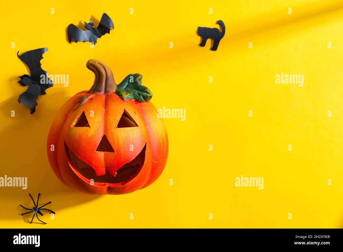 Halloween dekorativer Hintergrund mit Kürbis Laterne. Stockfoto