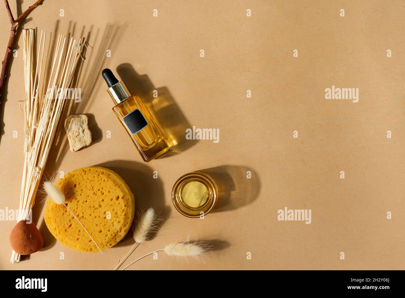 Kosmetik-Spa-Set - natürliche Inhaltsstoffe, Flasche und Schwamm. Stockfoto