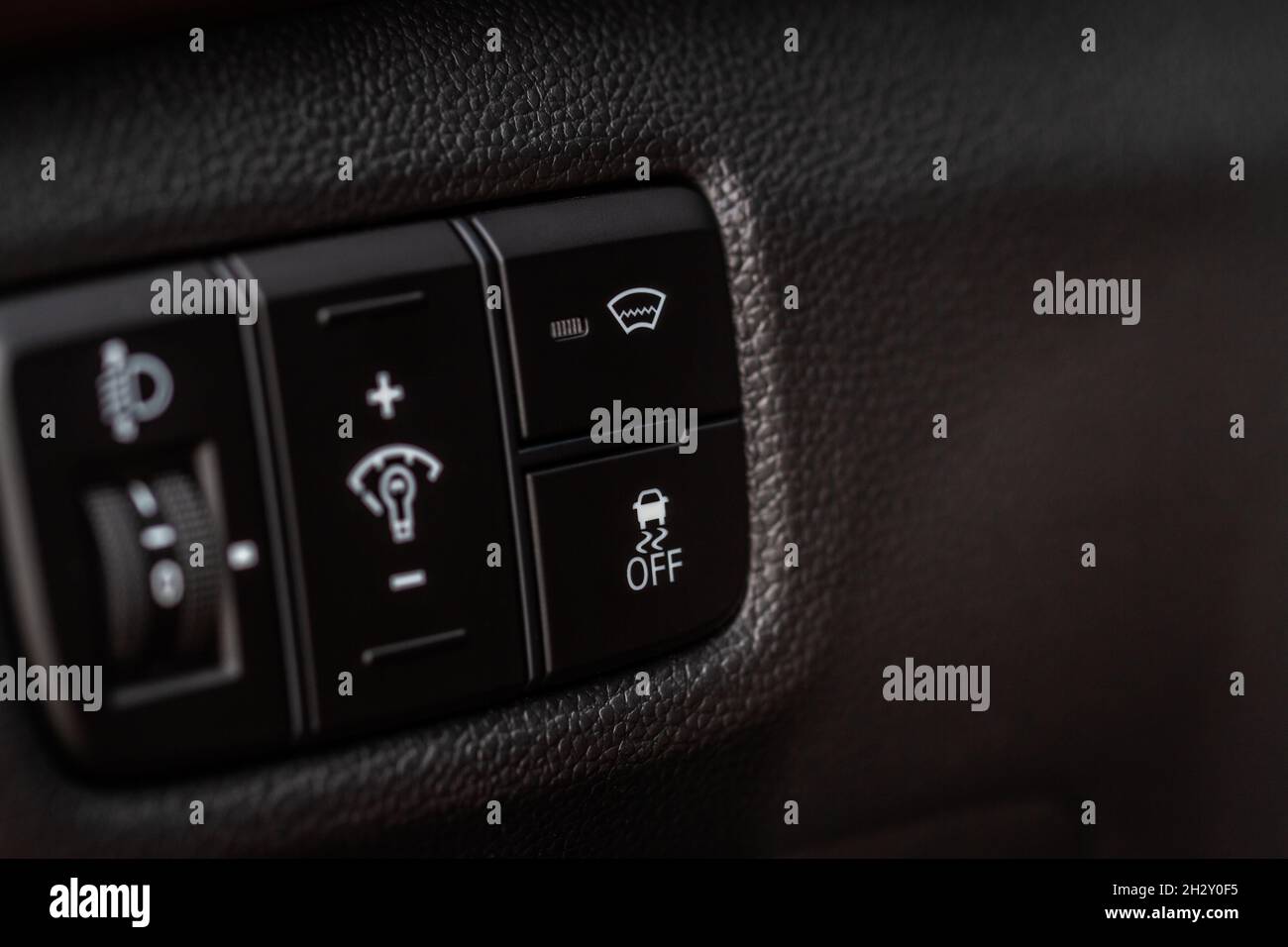 Handbedienung ESP (Electronic Stability Program) Steuerung Nahaufnahme. Interieur Detail eines modernen Autos. ESP-Taste. Stockfoto