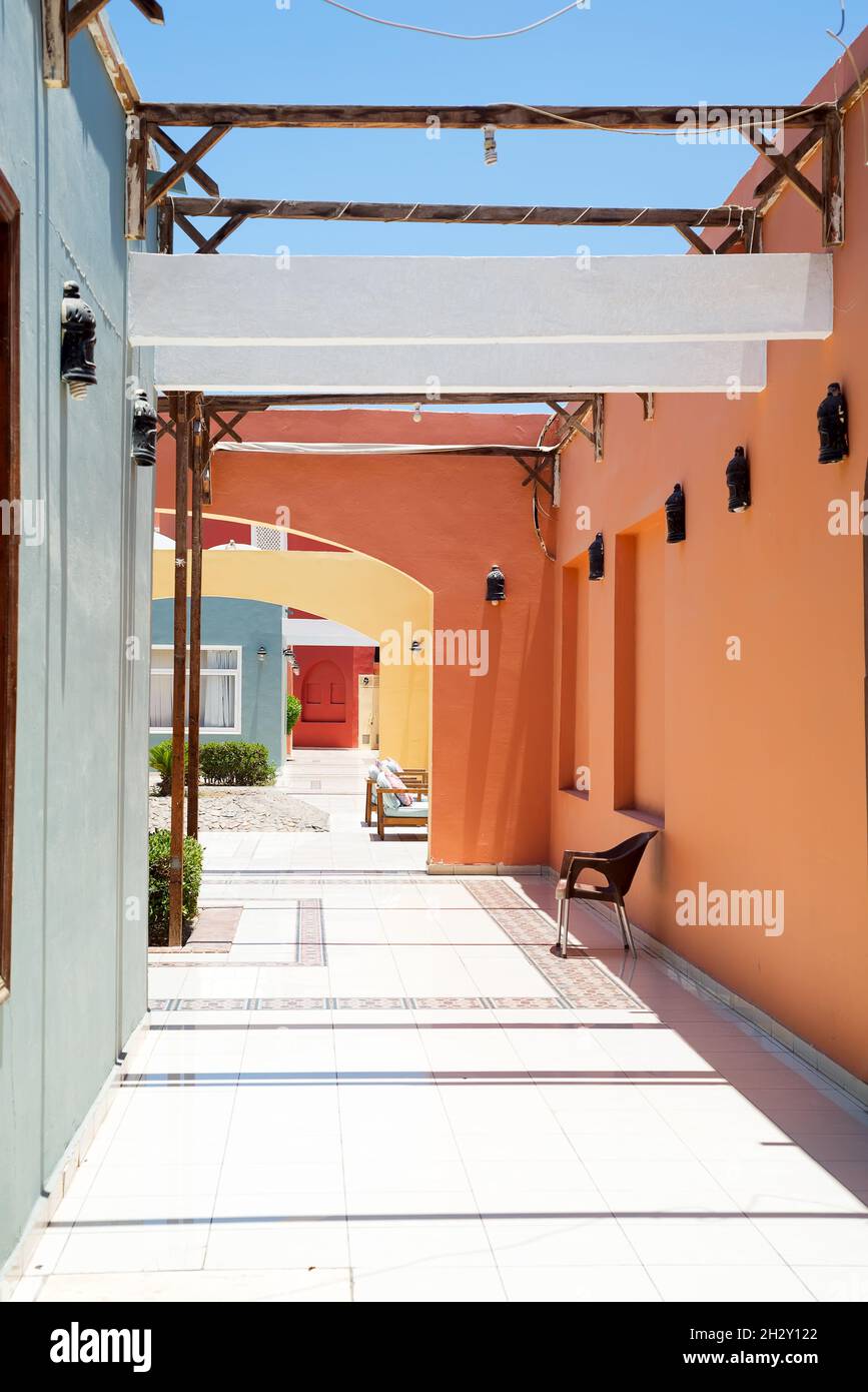 Hurgada, Ägypten - 09. Juli 2020: Architektonisch perspektivische Terrasse in der Straße Stockfoto