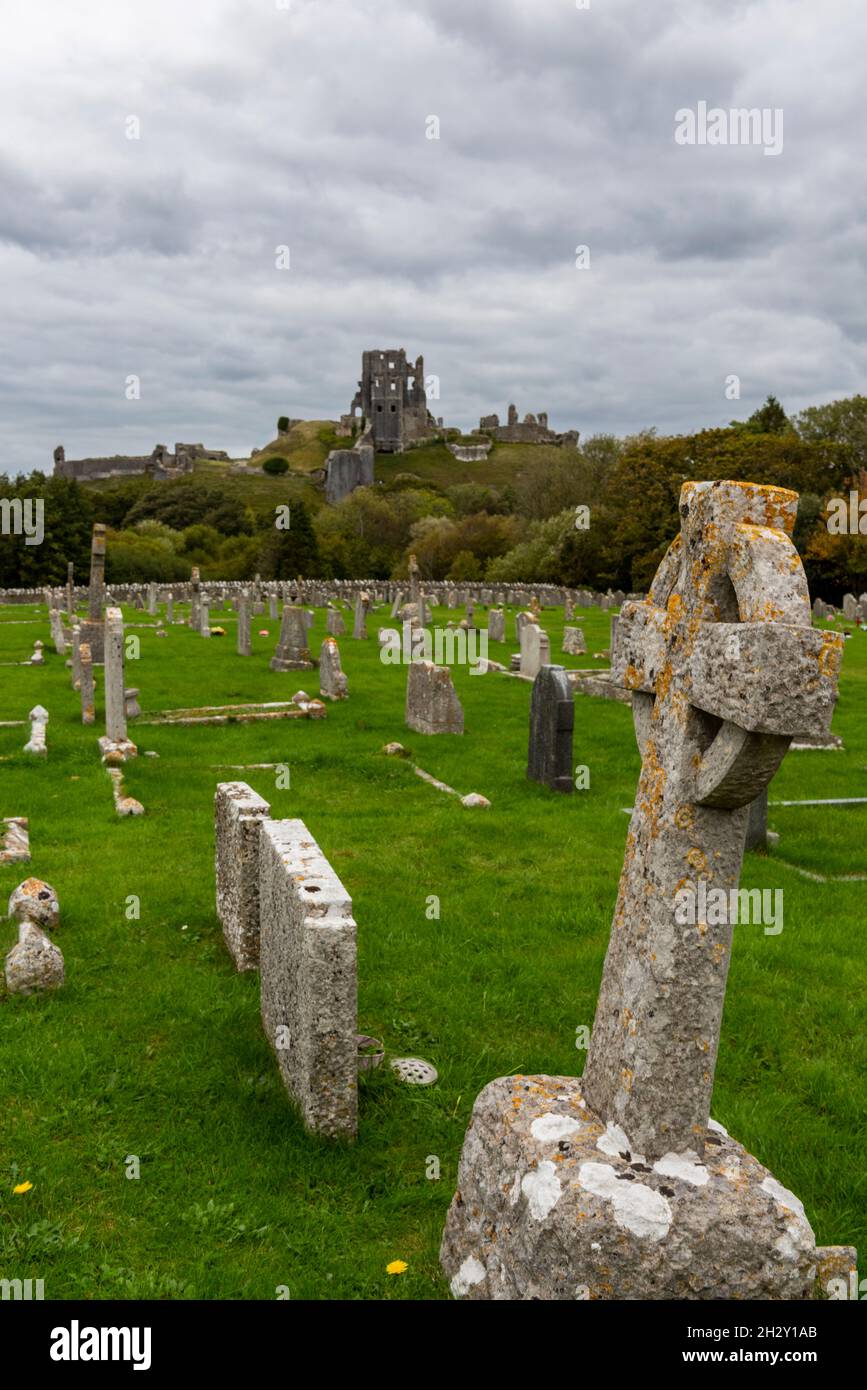 corfe Castle dorset, Friedhof im corfe Castle Village studland uk, Grabsteine vor den Ruinen von corfe Castle in dorset, Friedhof corfe Castle Stockfoto