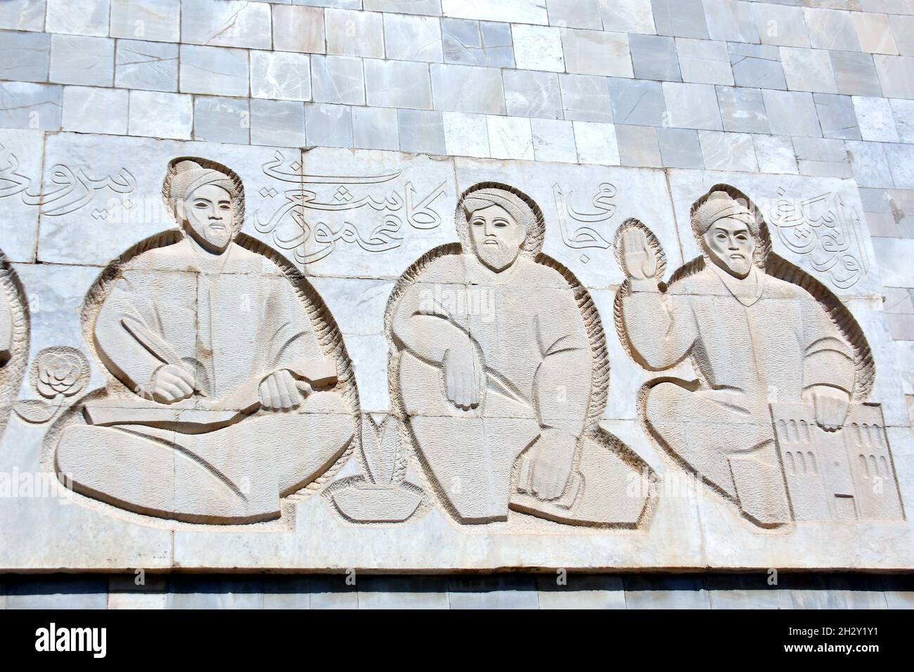 Geschnitzte Steinfiguren vor dem Afrasiab Museum, Afrosiyob-Samarqand shahar tarixi muzeyi, Samarkand, Usbekistan, Zentralasien Stockfoto