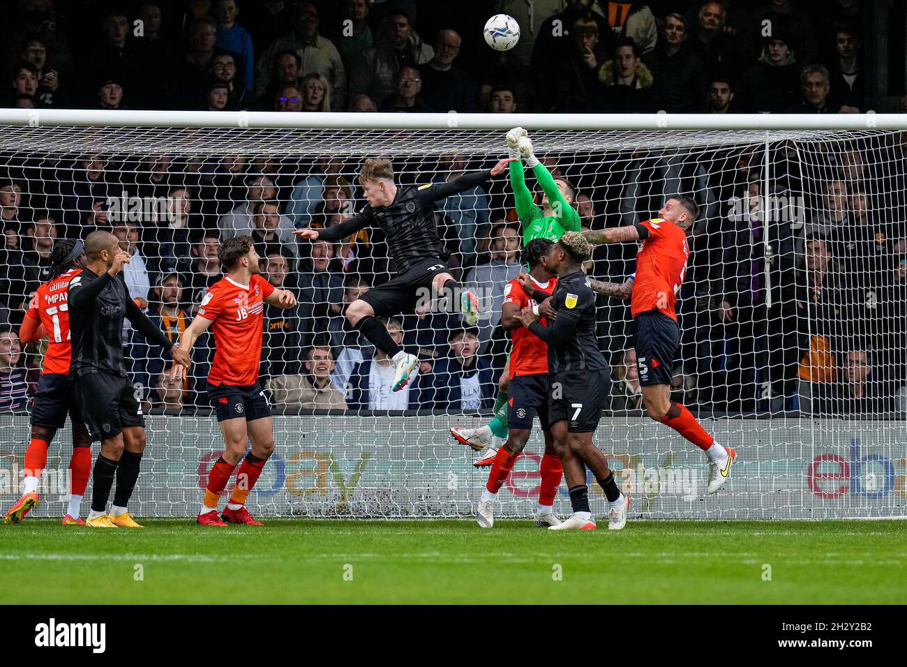 Luton, Großbritannien. Juni 2021. Torwart Simon Sluga (12) aus Luton Town sammelt einen hohen Ball unter dem Druck von Keane Lewis-Potter (11) aus Hull City während des Sky Bet Championship-Spiels zwischen Luton Town und Hull City in der Kenilworth Road, Luton, England am 23. Oktober 2021. Foto von David Horn. Quelle: Prime Media Images/Alamy Live News Stockfoto