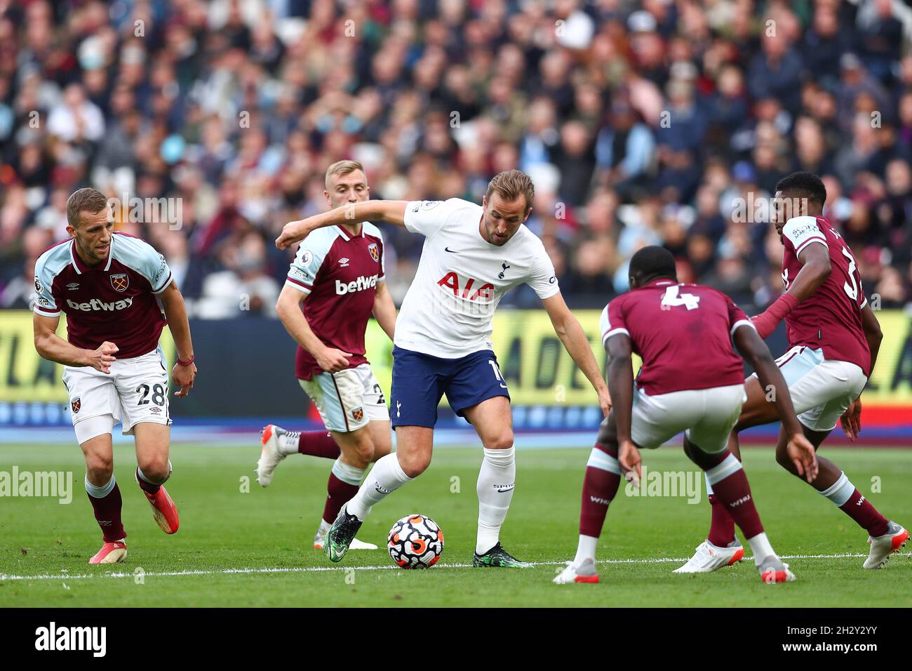 London, England, 24. Oktober 2021. Harry Kane von Tottenham wird während des Spiels der Premier League im Londoner Stadion von Tomas Soucek, Jarrod Bowen, Kurt Zouma und Ben Johnson von West Ham United unter Druck gesetzt. Bildnachweis sollte lauten: Jacques Feeney / Sportimage Stockfoto