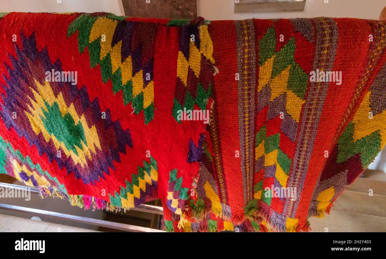 Nahaufnahme eines traditionellen rumänischen Teppichs, gewebt mit spezifischen Motiven und sehr farbenfroh Stockfoto