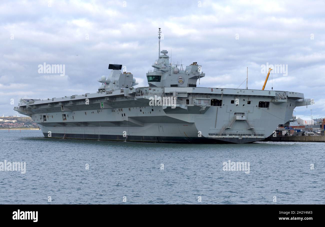 22/10/2021 Portsmouth UK HMS Prince of Wales (R09) ist der zweite Flugzeugträger der Queen Elizabeth-Klasse und wurde für den Betrieb von vertikalen ta-Flugzeugen entwickelt Stockfoto