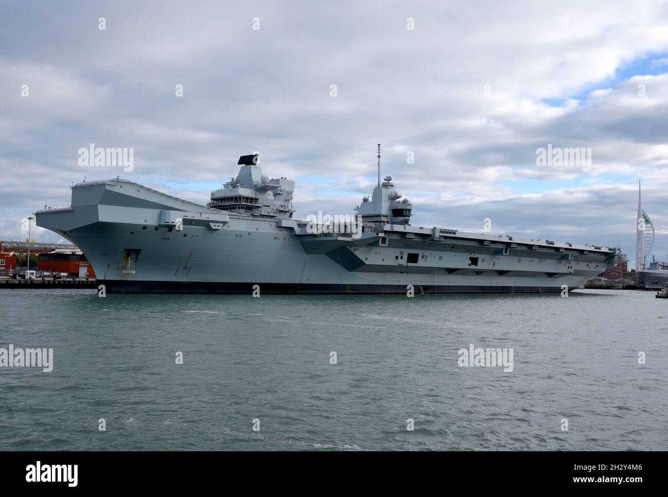 22/10/2021 Portsmouth UK HMS Prince of Wales (R09) ist der zweite Flugzeugträger der Queen Elizabeth-Klasse und wurde für den Betrieb von vertikalen ta-Flugzeugen entwickelt Stockfoto
