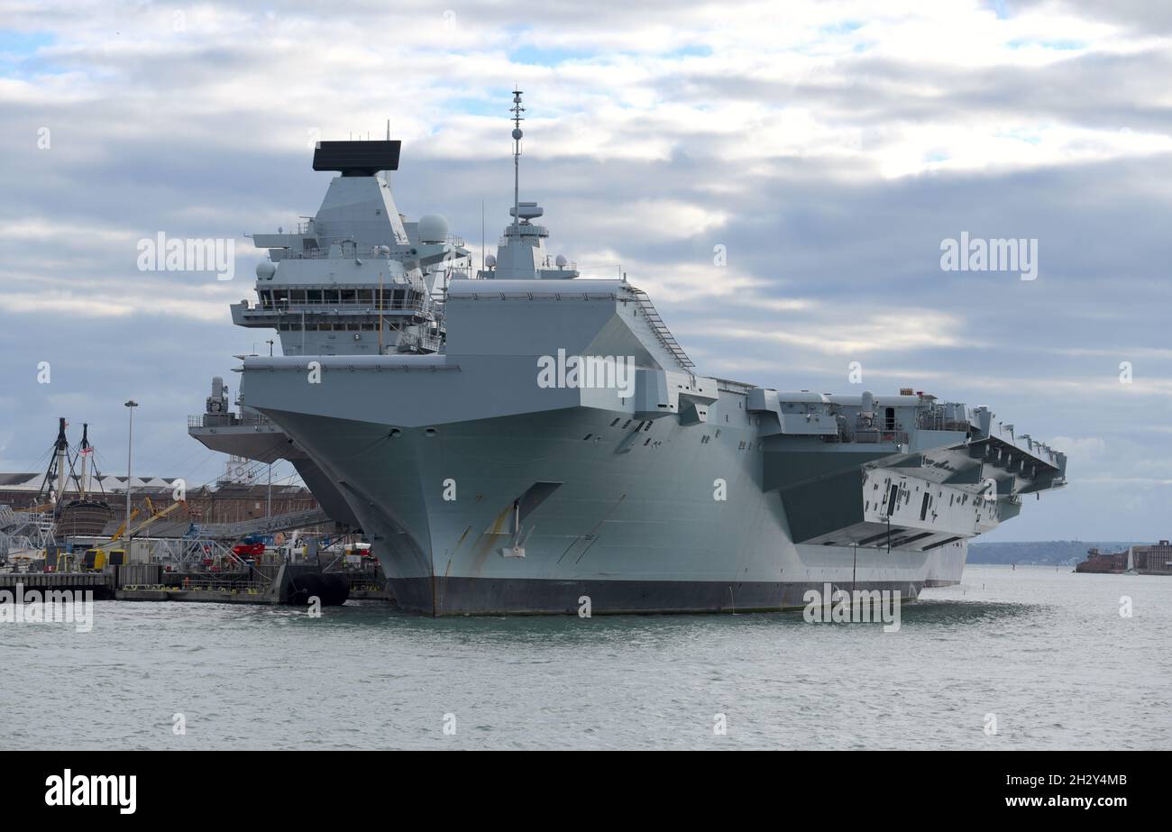22/10/2021 Portsmouth UK HMS Prince of Wales (R09) ist der zweite Flugzeugträger der Queen Elizabeth-Klasse und wurde für den Betrieb von vertikalen ta-Flugzeugen entwickelt Stockfoto