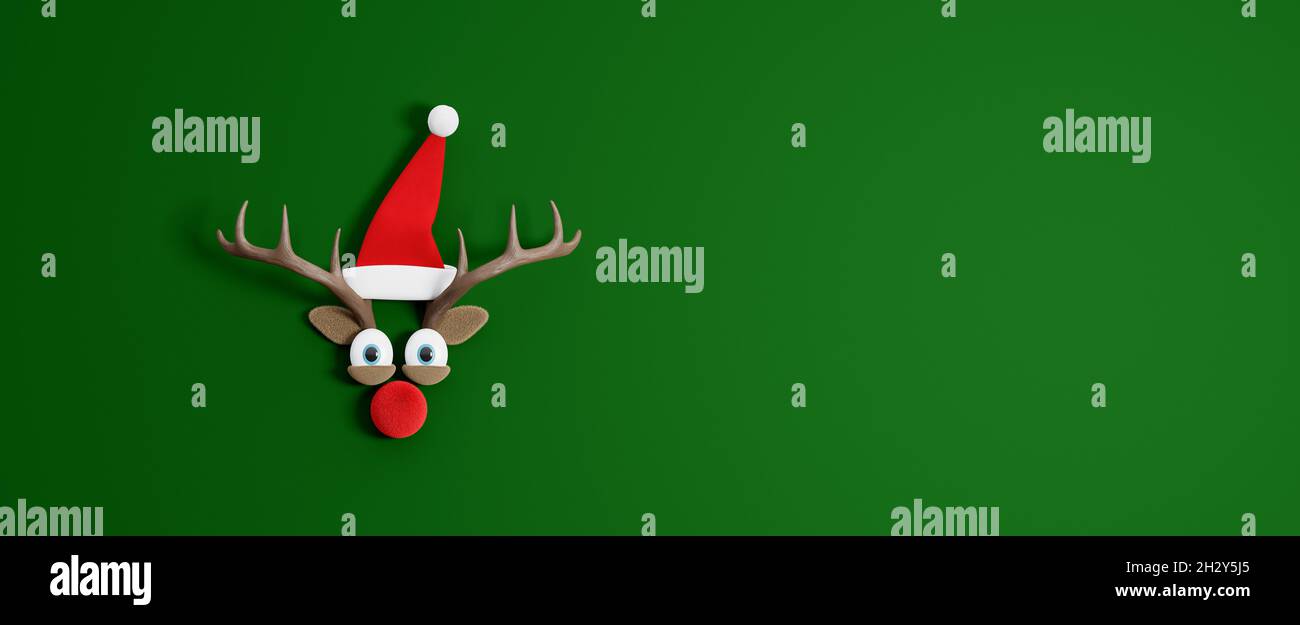 Rentier mit Weihnachtsmannhut. Weihnachtsfeiertage Konzept mit grünem Kopierraum 3d Rendering 3d-Illustration Stockfoto