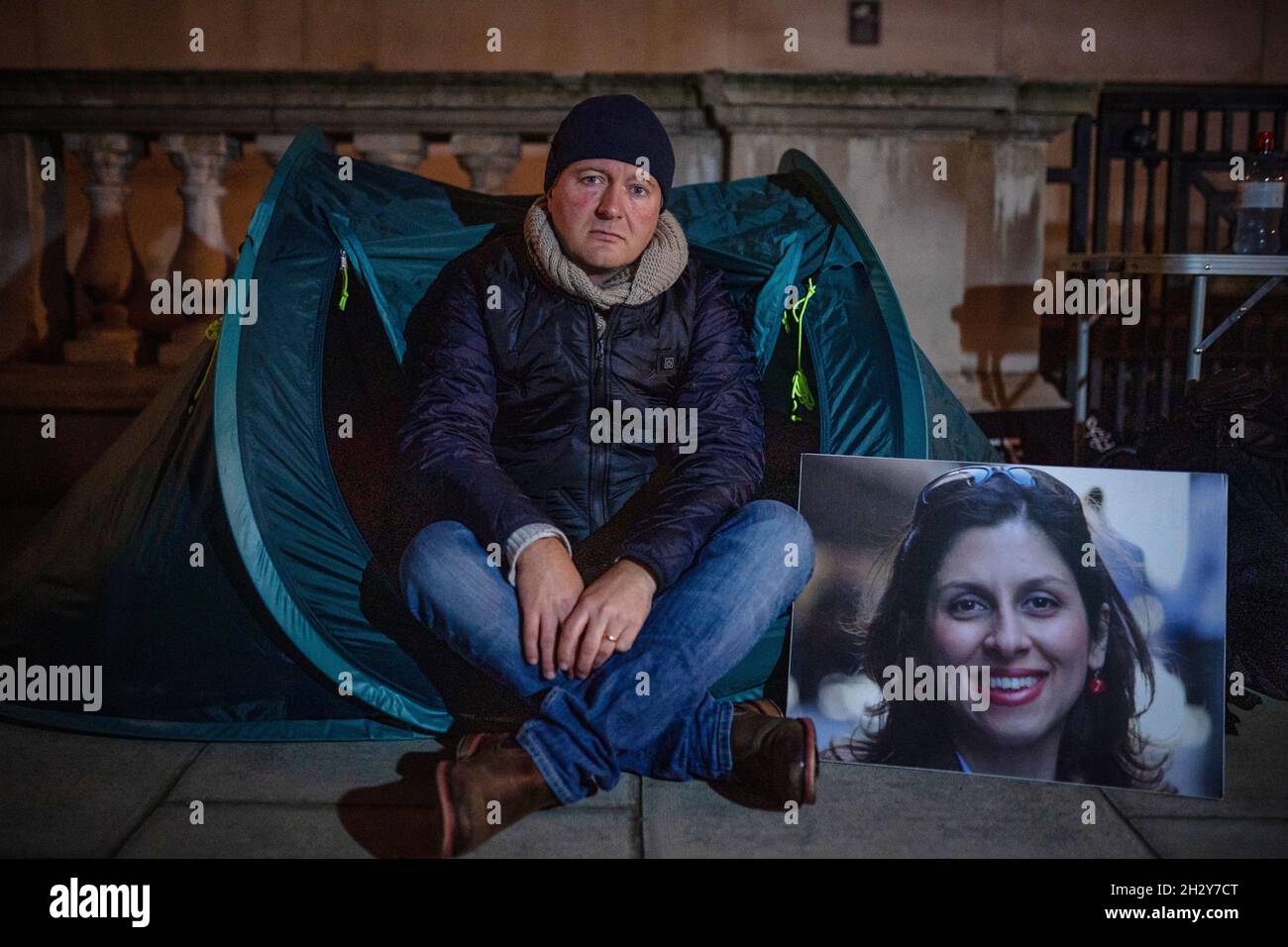 Richard Ratcliffe vor dem Auswärtigen Amt in London. Der Ehemann von Nazanin Zaghari-Ratcliffe ist zum zweiten Mal seit zwei Jahren in Hungerstreik getreten und beabsichtigt, nachts in einem Zelt zu schlafen, nachdem seine Frau ihren jüngsten Appell im Iran verloren hat. Bilddatum: Montag, 25. Oktober 2021. Stockfoto