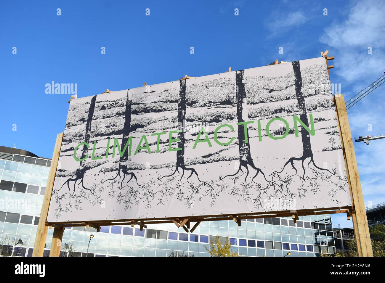 Plakatwand mit Aufruf zu „Climate Action“ am Bahnhof Milton Keynes, Teil des Kunstwerks The Modernist Glade. Stockfoto