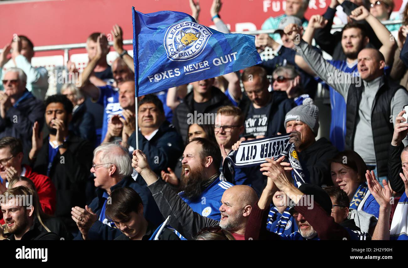 London, England, 24. Oktober 2021. Leicester City-Fans während des Premier League-Spiels im Brentford Community Stadium, London. Bildnachweis sollte lauten: Paul Terry / Sportimage Stockfoto
