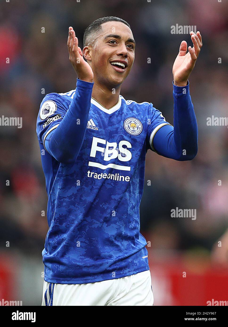 London, England, 24. Oktober 2021. Youri Tielemans aus Leicester City feiert nach dem Premier League-Spiel im Brentford Community Stadium, London. Bildnachweis sollte lauten: Paul Terry / Sportimage Stockfoto