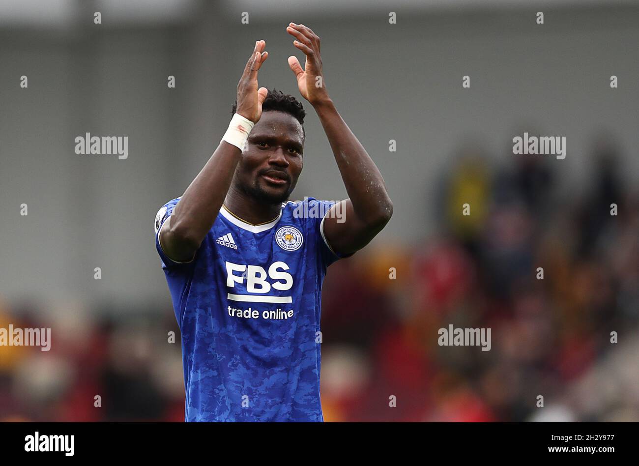 London, England, 24. Oktober 2021. Daniel Amartey von Leicester City feiert nach dem Premier League-Spiel im Brentford Community Stadium, London. Bildnachweis sollte lauten: Paul Terry / Sportimage Stockfoto