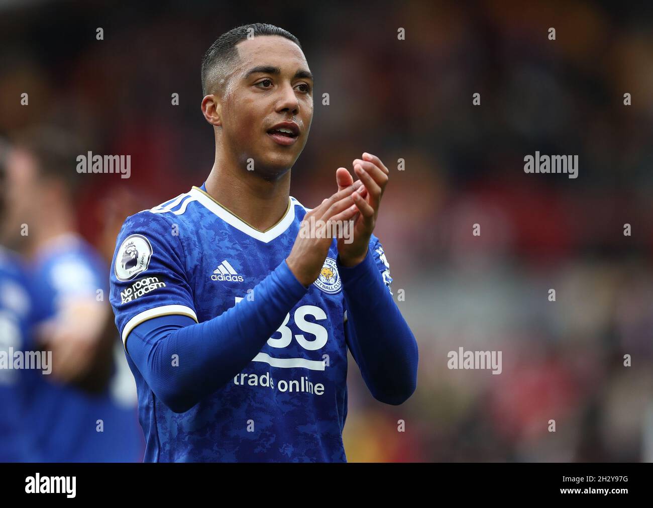 London, England, 24. Oktober 2021. Youri Tielemans aus Leicester City feiert nach dem Premier League-Spiel im Brentford Community Stadium, London. Bildnachweis sollte lauten: Paul Terry / Sportimage Stockfoto