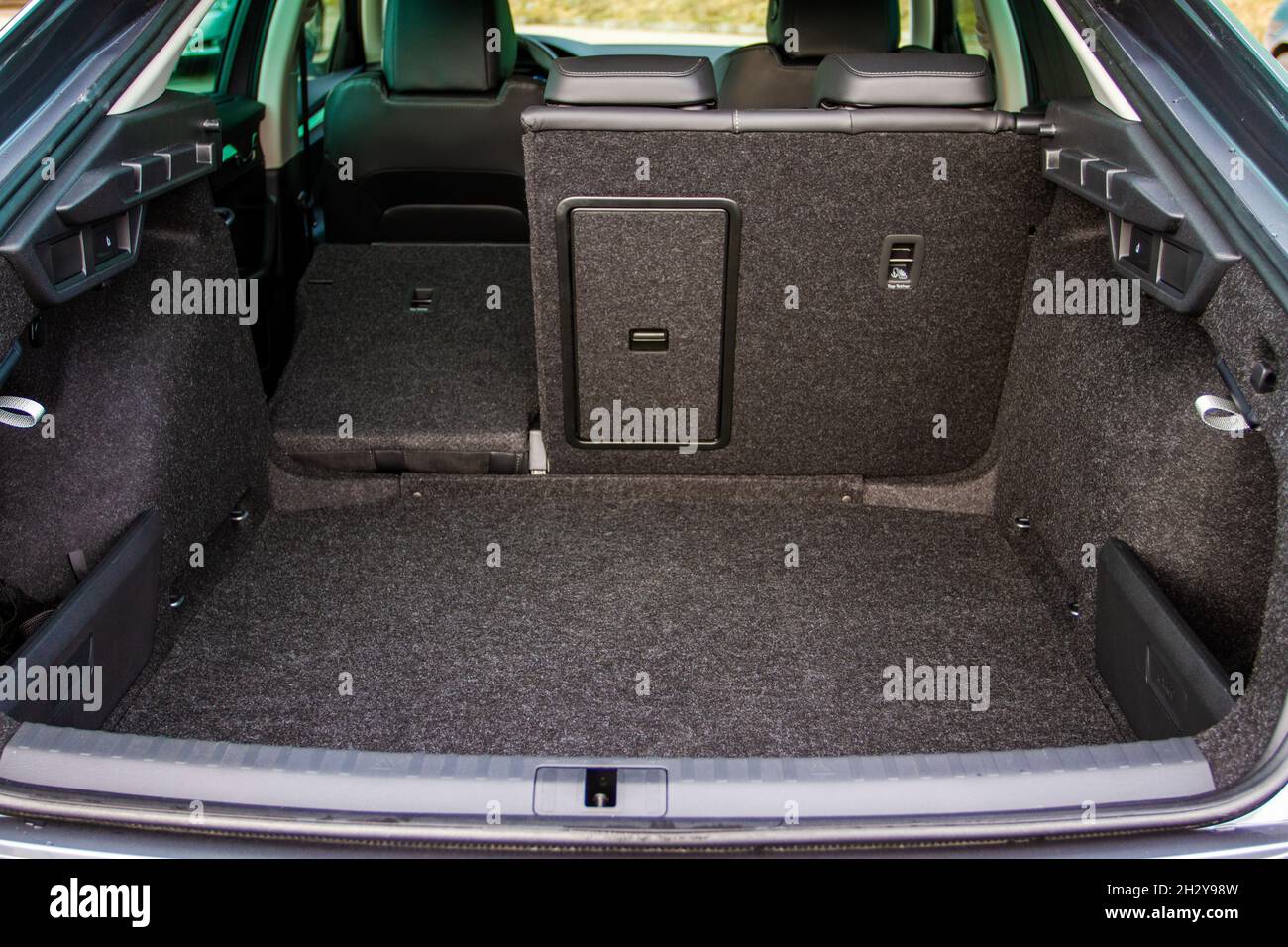 Moderne Limousine Auto offenen Kofferraum. Riesiger, sauberer und