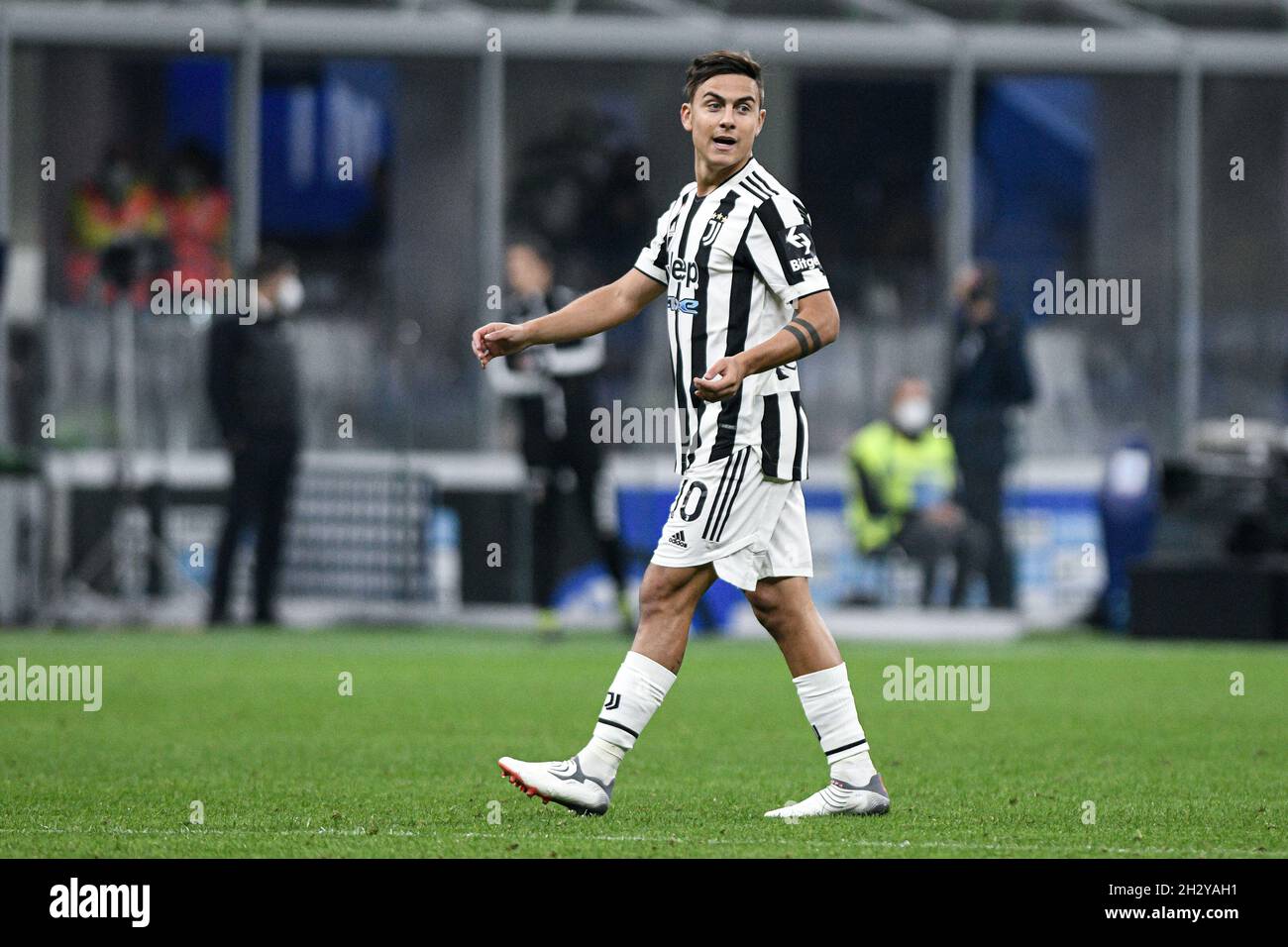 Mailand, Italien - 24. Oktober 2021: Paulo Dybala von Juventus während des Fußballspiels FC Internazionale gegen Juventus in der Serie A im San Siro Stadium Stockfoto