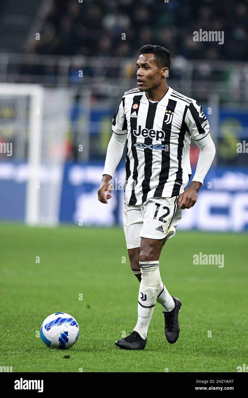 Mailand, Italien - 24. Oktober 2021: Alex Sandro von Juventus schaut während des Fußballspiels FC Internazionale gegen Juventus in der Serie A im San Siro Stadium nach Stockfoto
