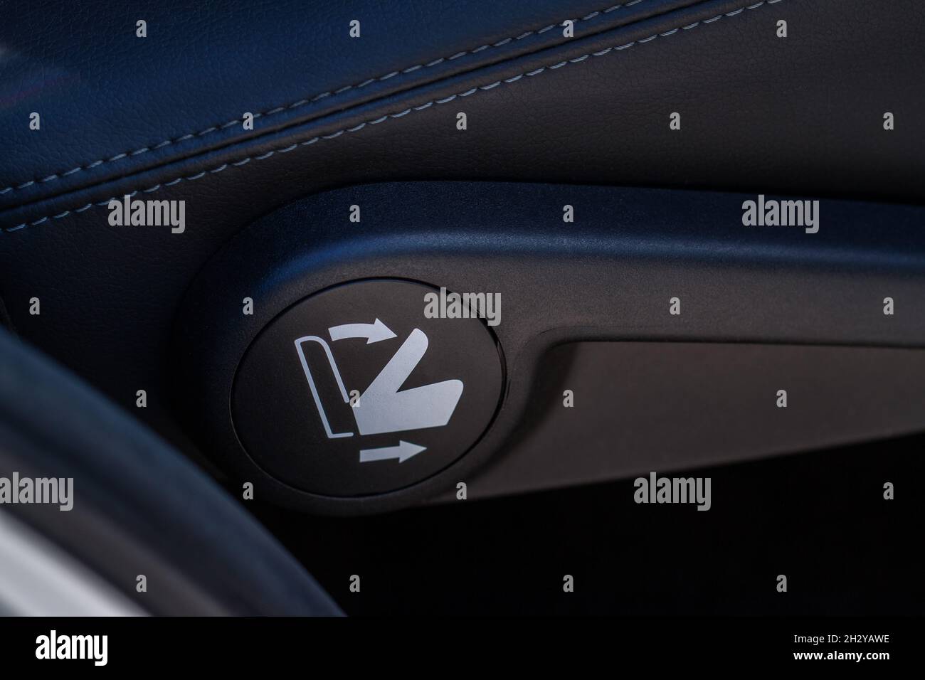 Klappbarer Knopf für die zweite Sitzreihe. 12-V-Steckdose in einem Auto. Steckdose in einem Auto. Stockfoto