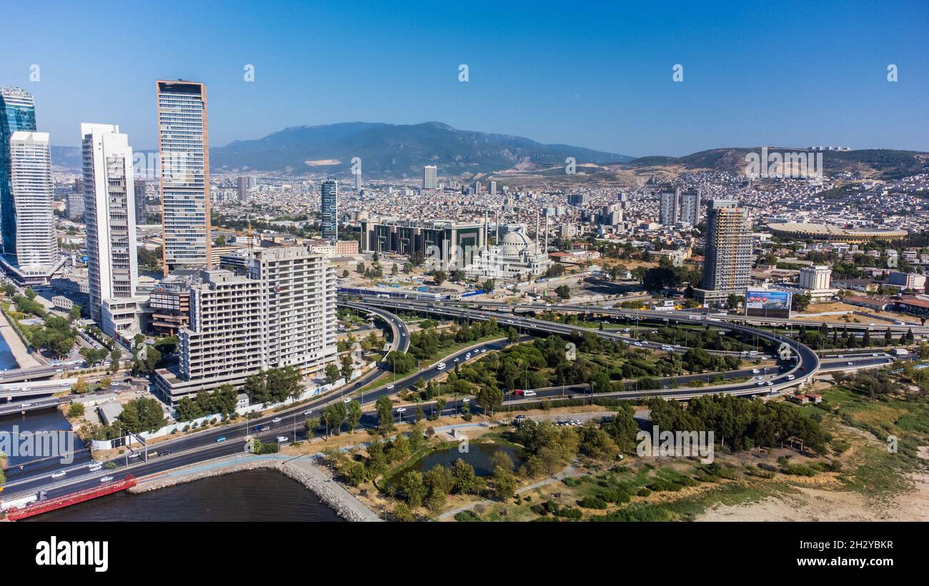 IZMIR, TÜRKEI - 08. Sep 2021: Luftaufnahme des Stadtbildes von Izmir, Türkei mit Parks und Wolkenkratzern Stockfoto