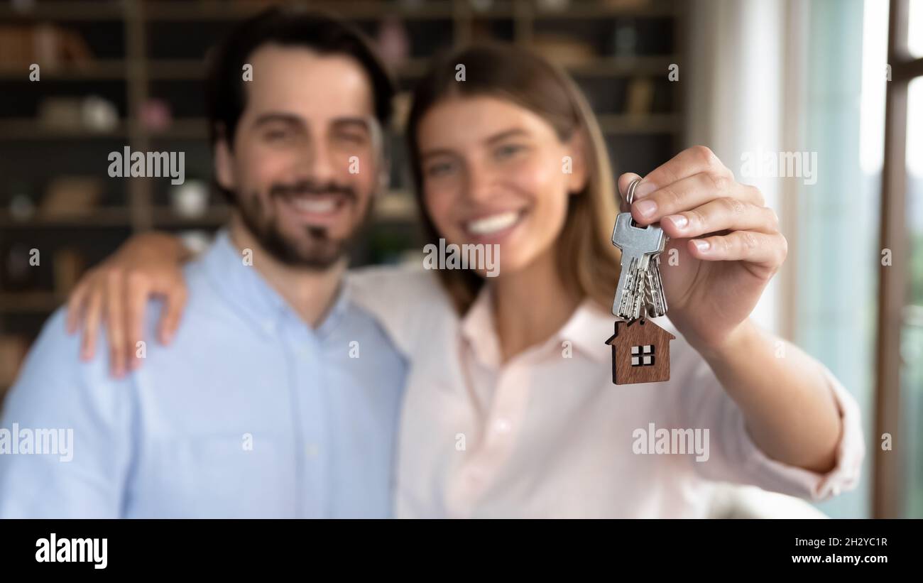 Fröhliches Millennial-Paar feiert Umzug in eigene Wohnung. Stockfoto