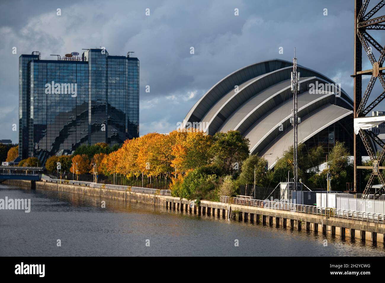 Glasgow, Schottland, Großbritannien. Okt. 2021. IM BILD: Blick auf den COP26-Standort mit Blick auf den Fluss Clyde und die Andockseite, mit den Gebäuden des Scottish Event Campus (OVO Hydro Arena, SEC Armadillo und SECC), dem Crown Plaza Hotel und dem Ring aus Stahlzaun, der die Gegend umgibt. Tage, bis die Staats- und Regierungschefs zusammen mit Tausenden von Delegierten, Medien und Protestierenden in Glasgow in Kürze zum Beginn des am 31. Oktober beginnenden Klimagipfels landen werden. Quelle: Colin Fisher/Alamy Live News Stockfoto