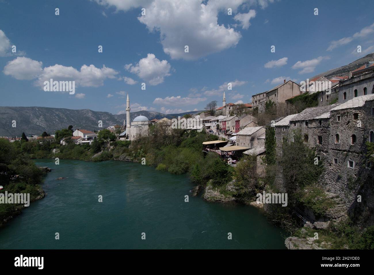 Bosnien-Herzegowina, Mostar, Koski Mehmed-Pascha Moschee, Altstadt, Koski Mehmed Pasa Moschee, vor dem Fluss Neretva; Bosnien und Herzegowina Stockfoto