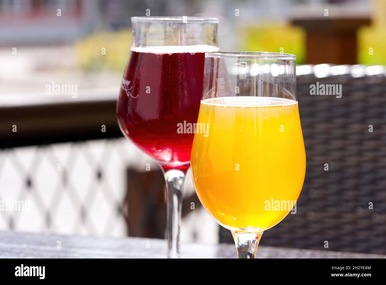 Zwei Gläser erfrischenden Fruchtsafts in zwei Gläsern draußen. Stockfoto