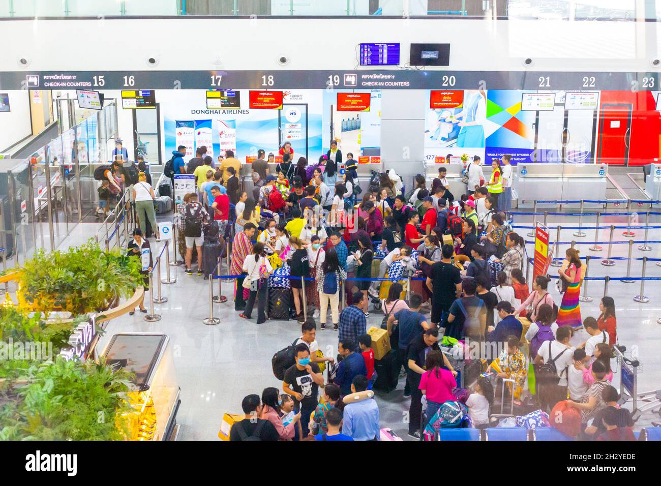 Pattaya, Thailand - 01.21.2020: Massen am Flughafen für die Registrierung von Passagieren in Asien Stockfoto