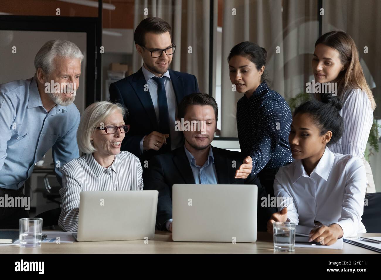 Ein multirassisches Team von Geschäftsführern trifft sich zum Brainstorming am Arbeitsplatz Stockfoto