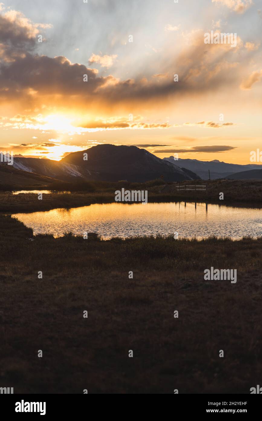 Der Sonnenuntergang über einem kleinen Teich am Independence Pass in der Nähe von Aspen, Colorado. Stockfoto