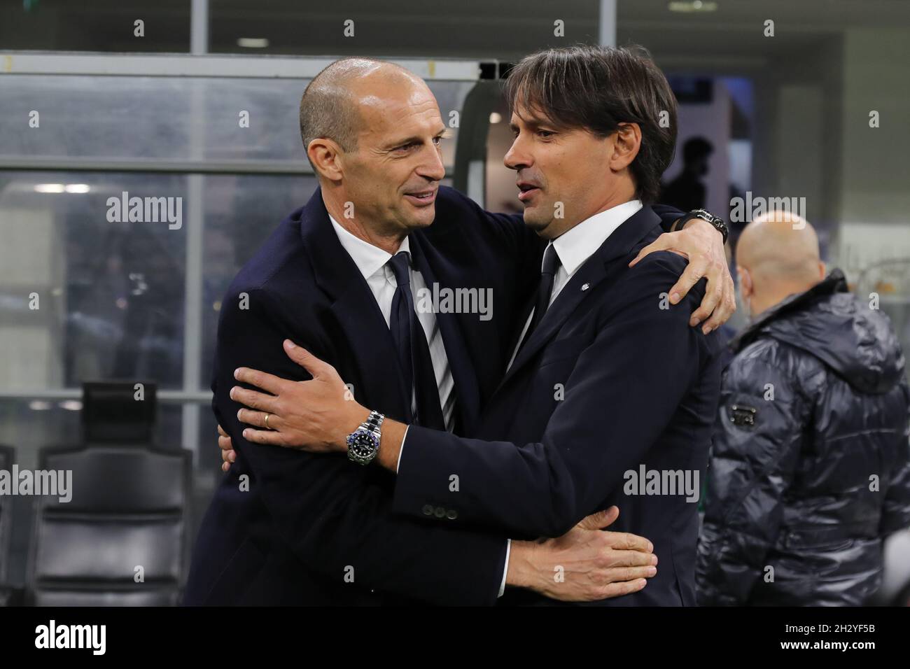 Mailand, Italien, 24. Oktober 2021, Massimiliano Allegri, Cheftrainer des FC Juventus, und Simone Inzaghi, Cheftrainer des FC Internazionale, während des Fußballspiels der Serie A 2021/22 zwischen dem FC Internazionale und dem FC Juventus im Giuseppe-Meazza-Stadion, Mailand, Italien, am 24. Oktober 2021 Stockfoto