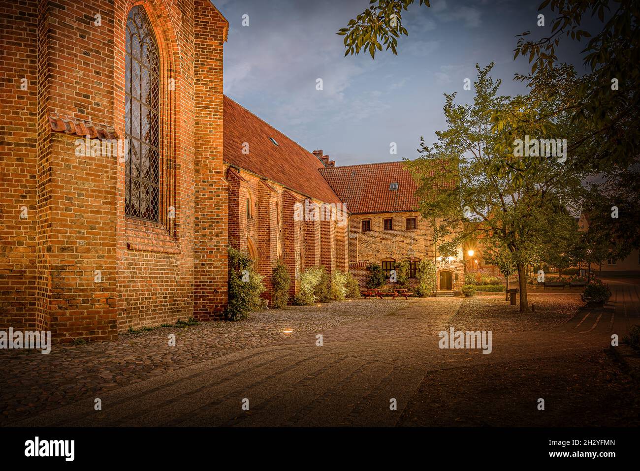 Abteikirche St. Peter in Ystad beleuchtet bei Nacht, Ystad, Schweden, 14. September 2021 Stockfoto